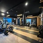 Deluxe Industrial Apartment Free Parking, Swimming Pool, Sauna & Gym