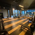 Deluxe Industrial Apartment Free Parking, Swimming Pool, Sauna & Gym