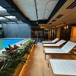 Deluxe Industrial Apartment Free Parking, Swimming Pool, Sauna & Gym