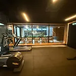 Deluxe Industrial Apartment Free Parking, Swimming Pool, Sauna & Gym