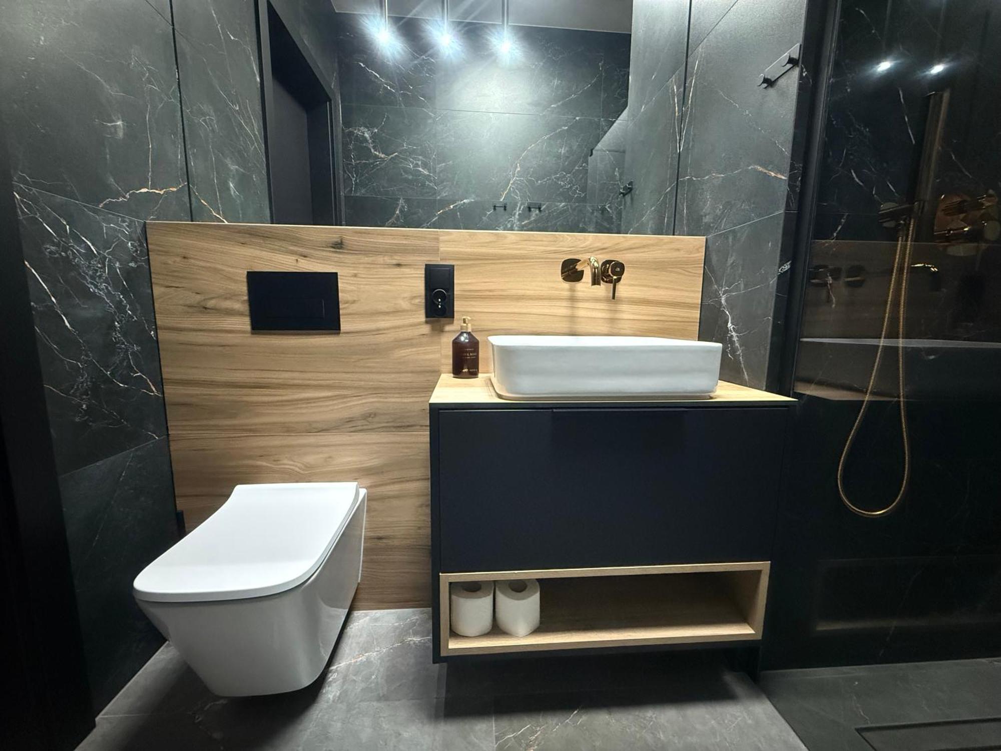 Deluxe Industrial Free Parking, Swimming Pool, Sauna & Gym *