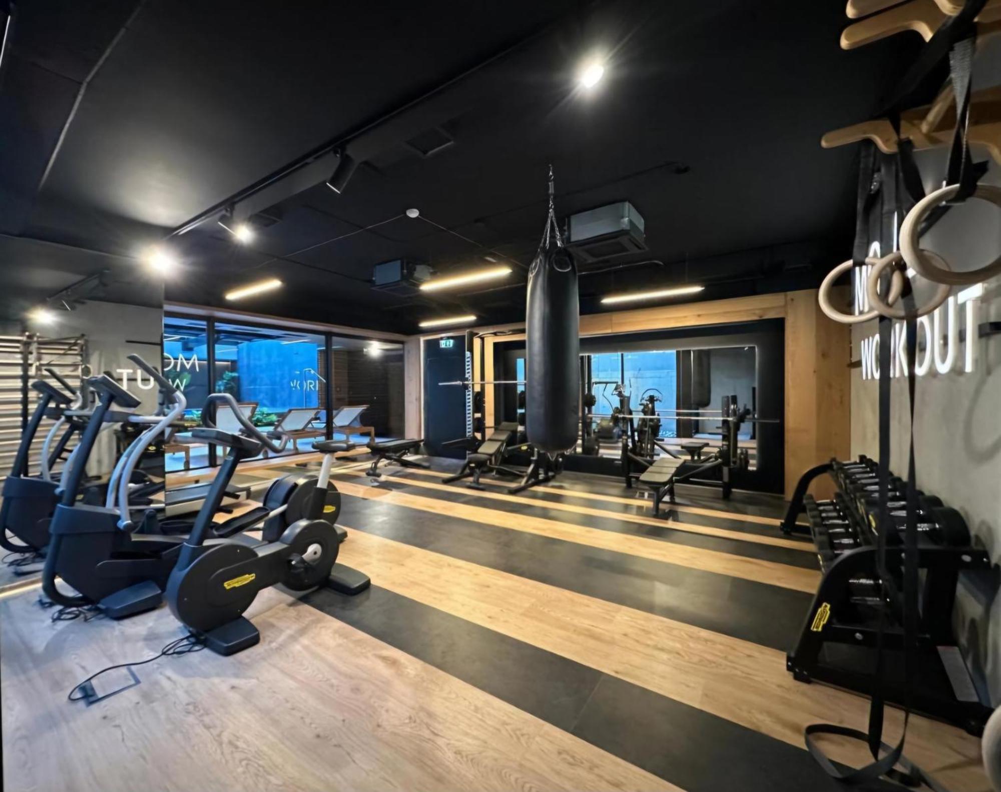 Apartment Deluxe Industrial Free Parking, Swimming Pool, Sauna & Gym