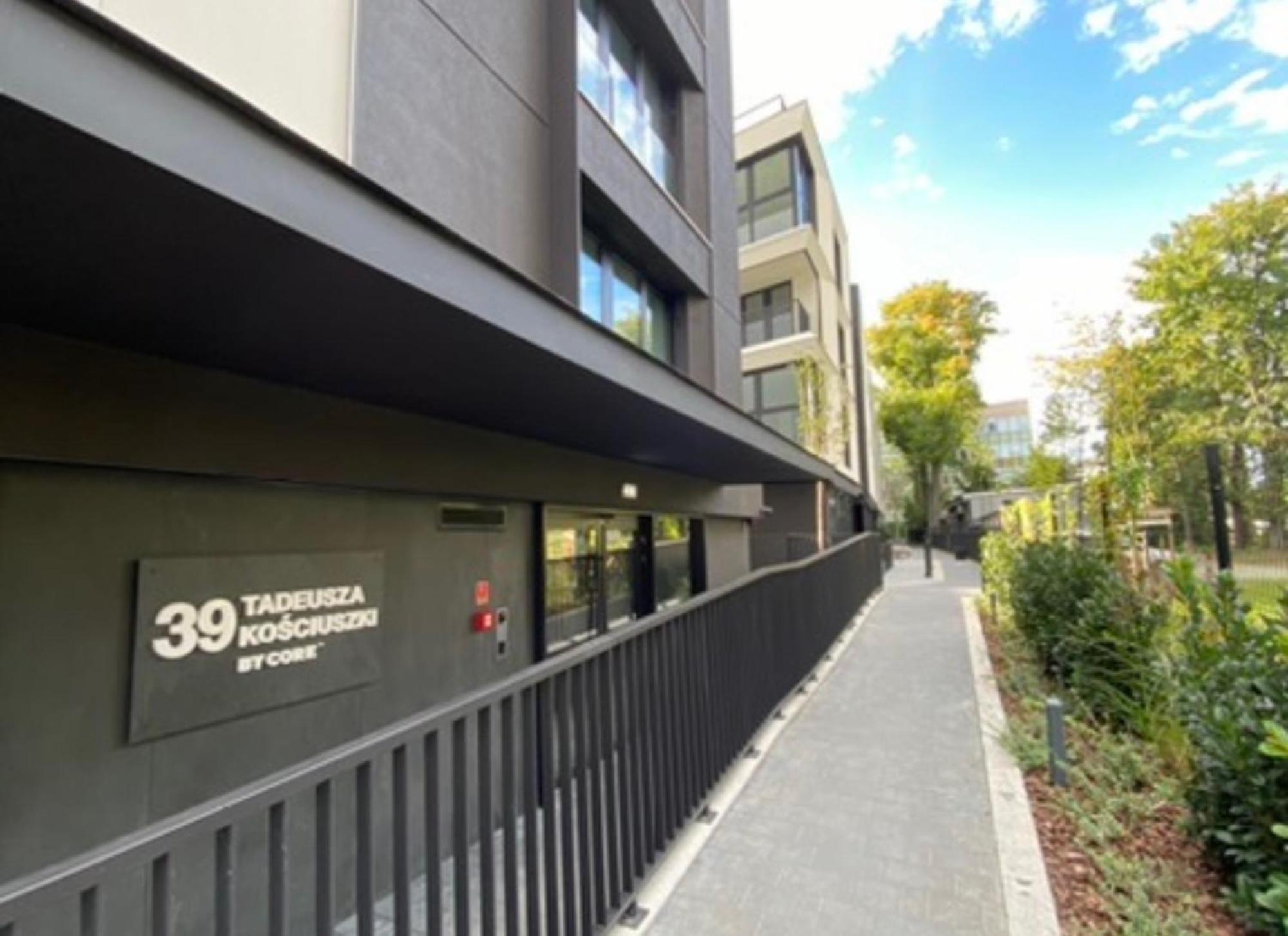 Deluxe Industrial Free Parking, Swimming Pool, Sauna & Gym Apartment