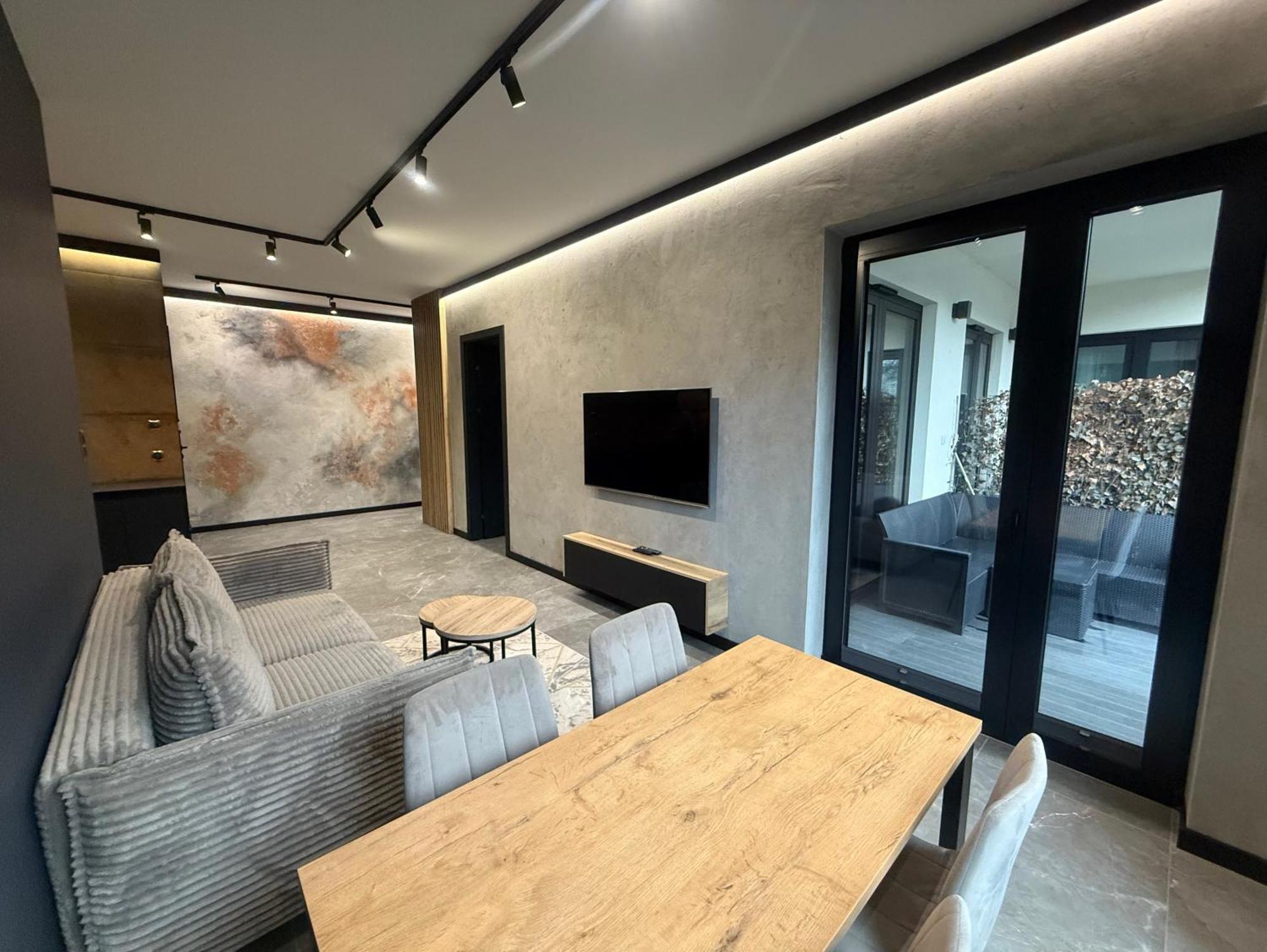 Deluxe Industrial Free Parking, Swimming Pool, Sauna & Gym Apartment *