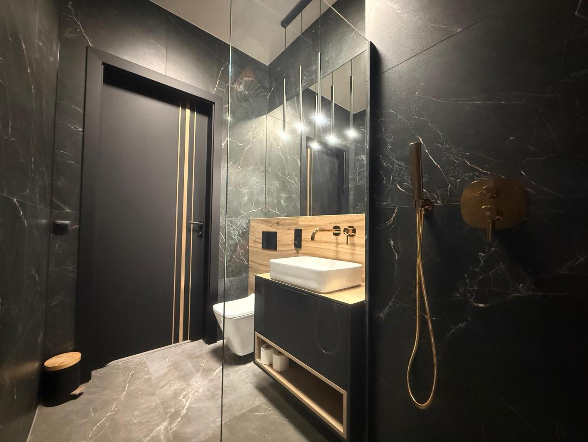 Deluxe Industrial Free Parking, Swimming Pool, Sauna & Gym Apartment