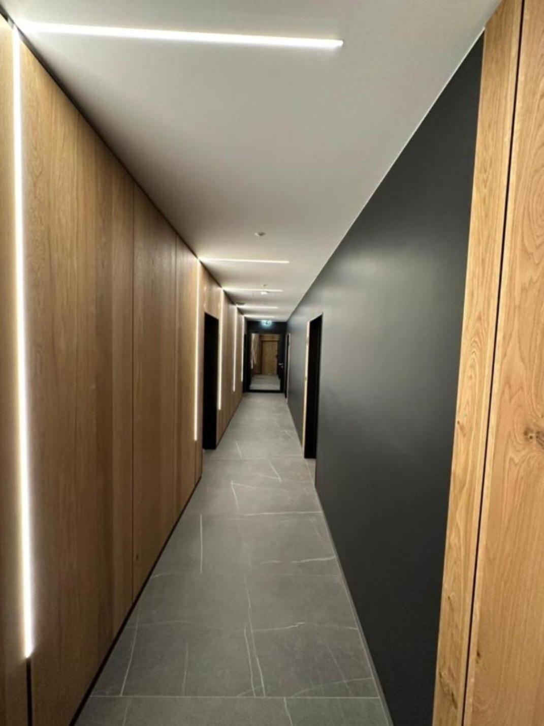Deluxe Industrial Free Parking, Swimming Pool, Sauna & Gym Apartment Krakau