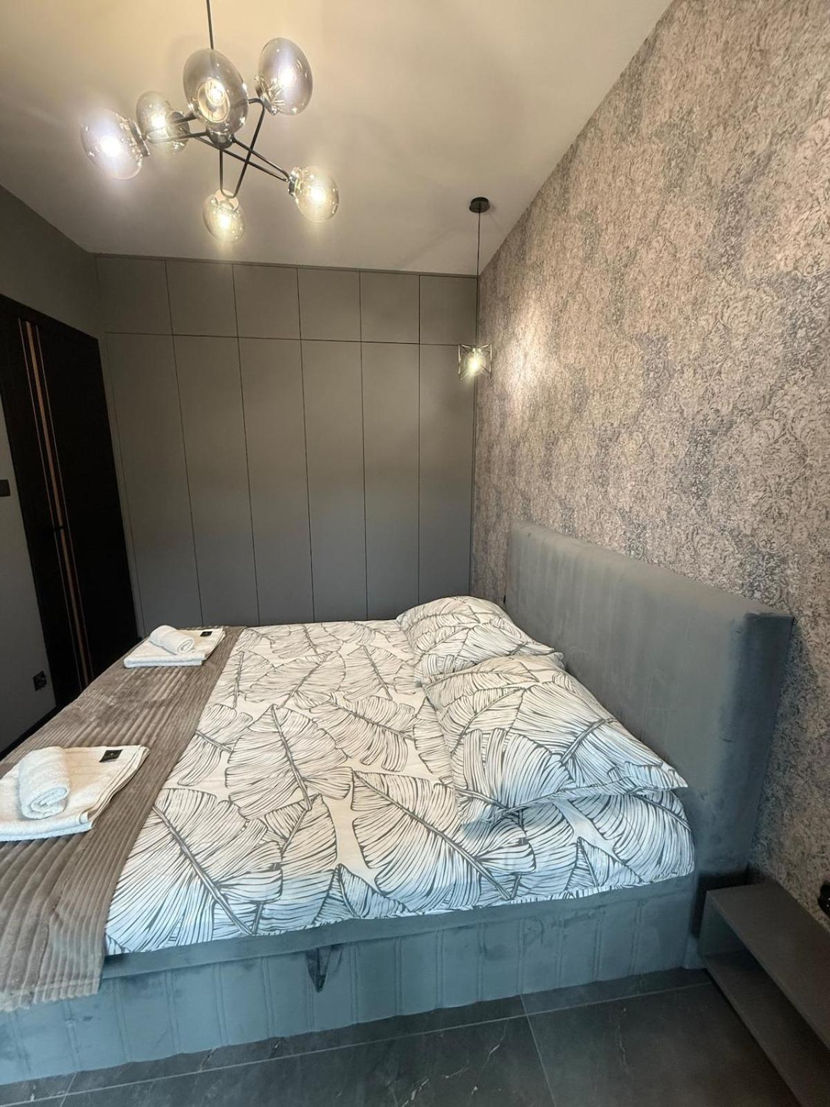 Apartment Deluxe Industrial Free Parking, Swimming Pool, Sauna & Gym *