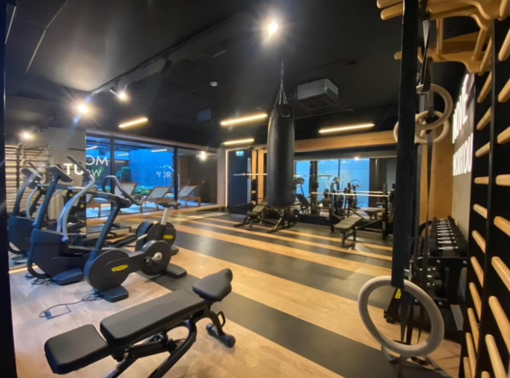 Apartment Deluxe Industrial Free Parking, Swimming Pool, Sauna & Gym