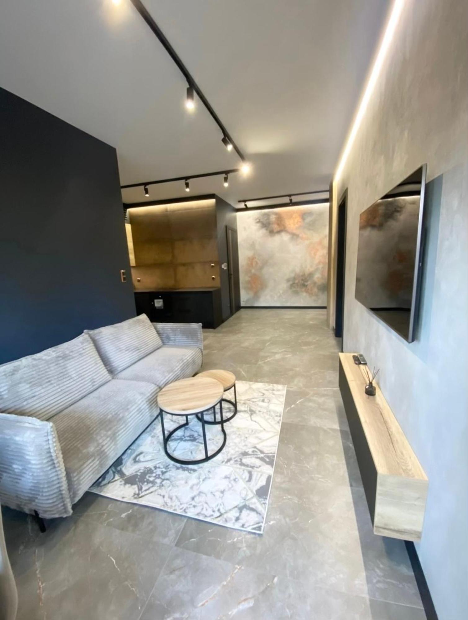 Deluxe Industrial Free Parking, Swimming Pool, Sauna & Gym Apartment *