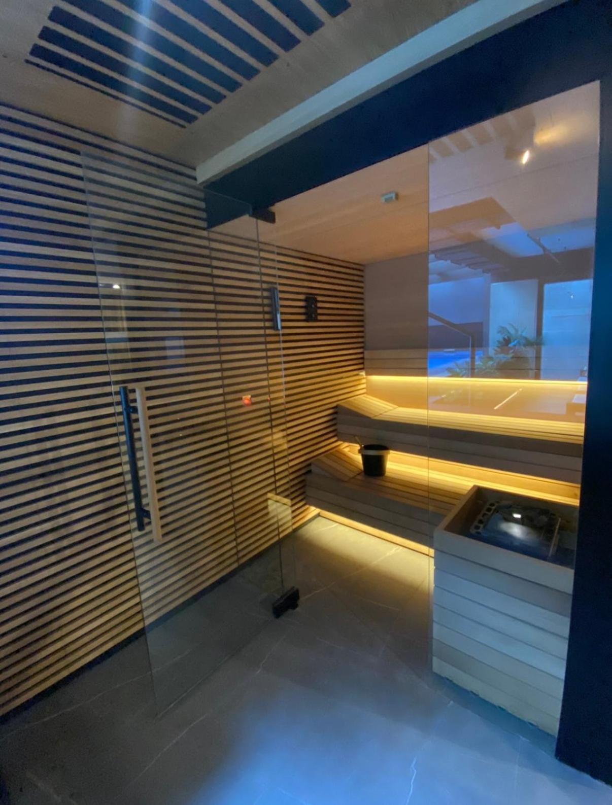 Deluxe Industrial Free Parking, Swimming Pool, Sauna & Gym Apartment