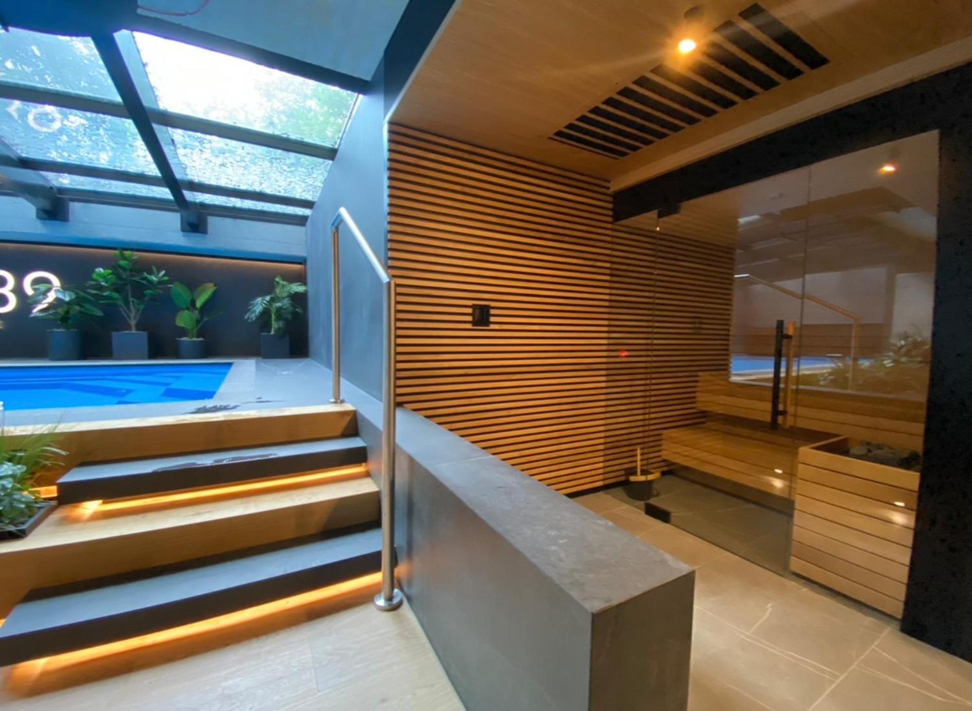 Deluxe Industrial Free Parking, Swimming Pool, Sauna & Gym Krakau