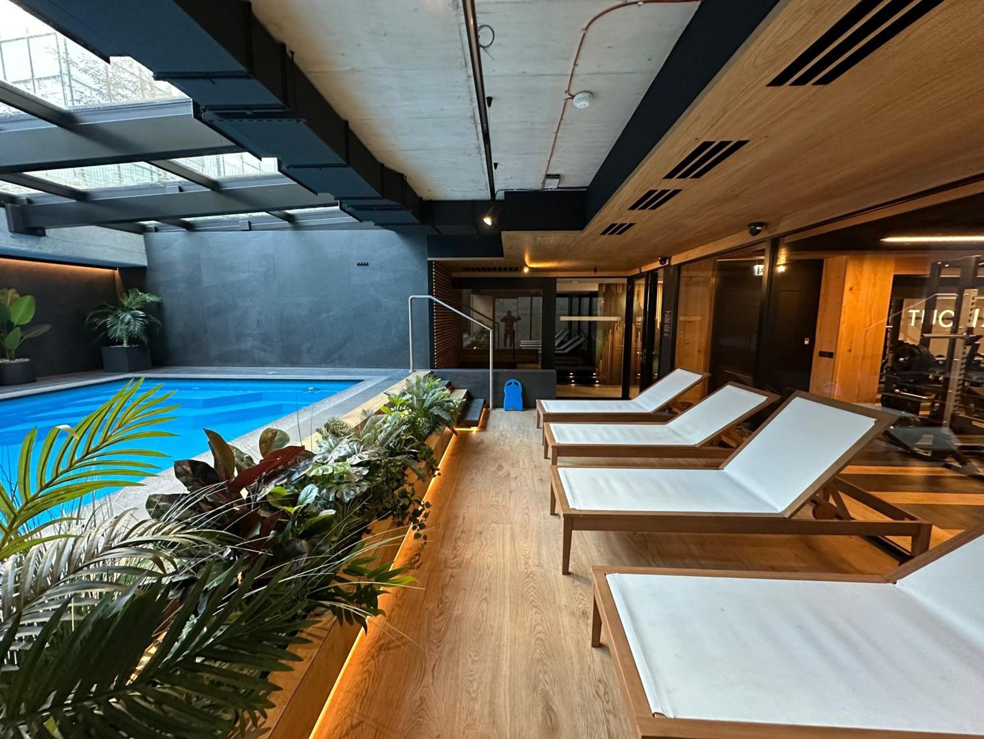 Deluxe Industrial Free Parking, Swimming Pool, Sauna & Gym Apartment Krakau