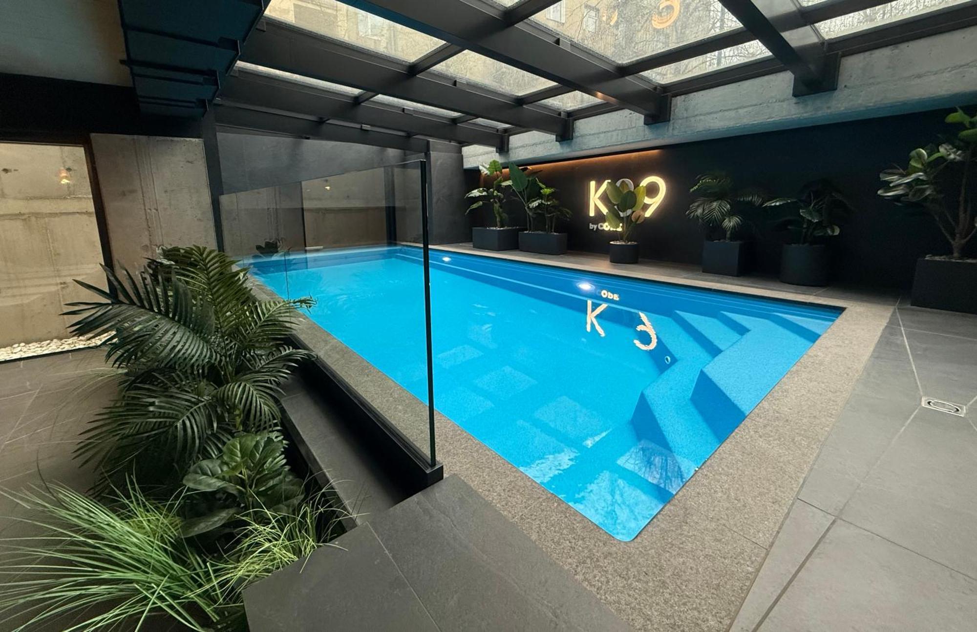 Deluxe Industrial Free Parking, Swimming Pool, Sauna & Gym Apartment Krakau